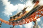 Illustration promotionnelle pour le stage été ado à Bruxelles de la FIJ, avec des activités comme Walibi et la mer