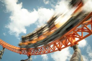 Illustration promotionnelle pour le stage été ado à Bruxelles de la FIJ, avec des activités comme Walibi et la mer