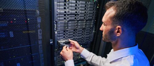 Un technicien informatique