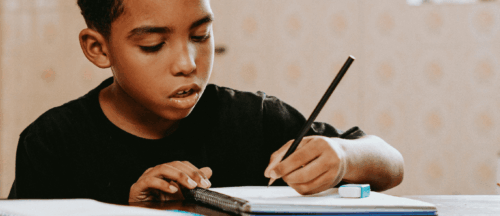 Enfant faisait ses devoirs